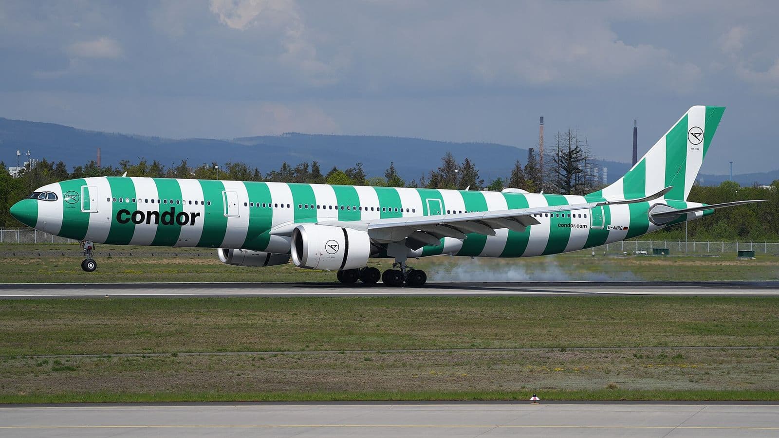 Airbus A330-900 de Condor à l'atterrissage, dans sa livrée à rayures vertes