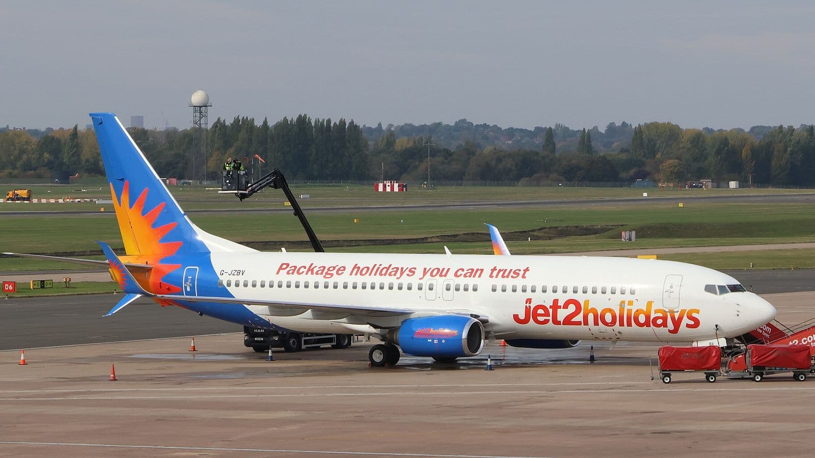 Boeing 737-800 de Jet2holidays au sol sur un aéroport