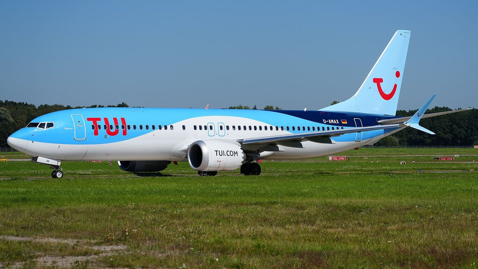 TUI fly Boeing 737 MAX taxiing