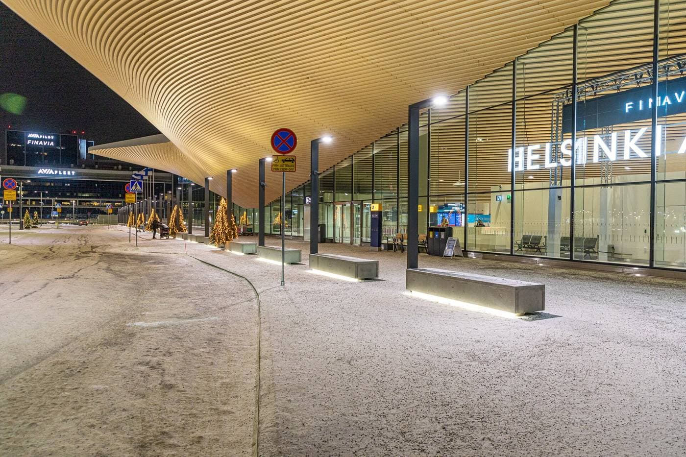 Entrée du terminal de l'aéroport d'Helsinki, de nuit